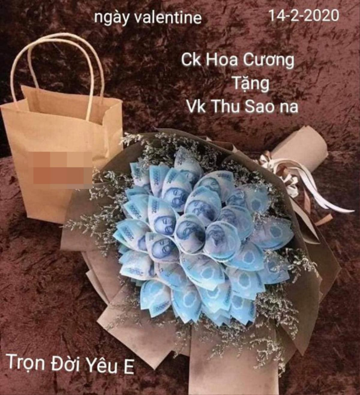 'Cô dâu 62 tuổi' hạnh phúc khoe bó hoa đầy tiền của chồng trẻ tặng nhân dịp Valentine Ảnh 2