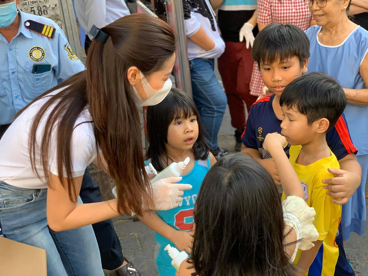 Phương Khánh nhận 'núi hoa' Valentine, Lương Thùy Linh 'mặt mếu' vì không được quà lại phải 'tăng ca' Ảnh 7