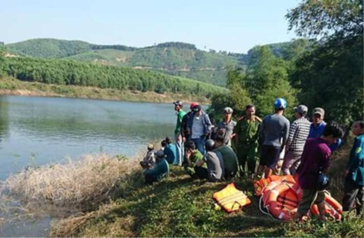 Lật thuyền giữa sông ở Thừa Thiên - Huế, 3 người mất tích Ảnh 1