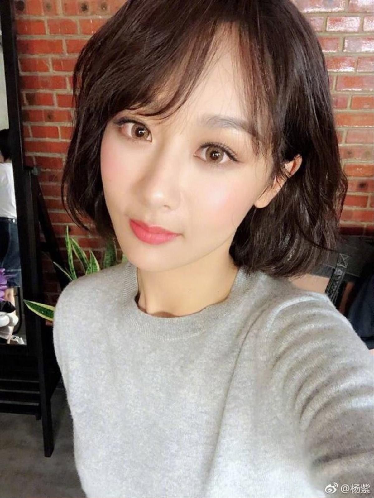 Dương Tử selfie nhưng gây chú ý vì bộ móng tay 'loang lổ' của mình? Ảnh 2