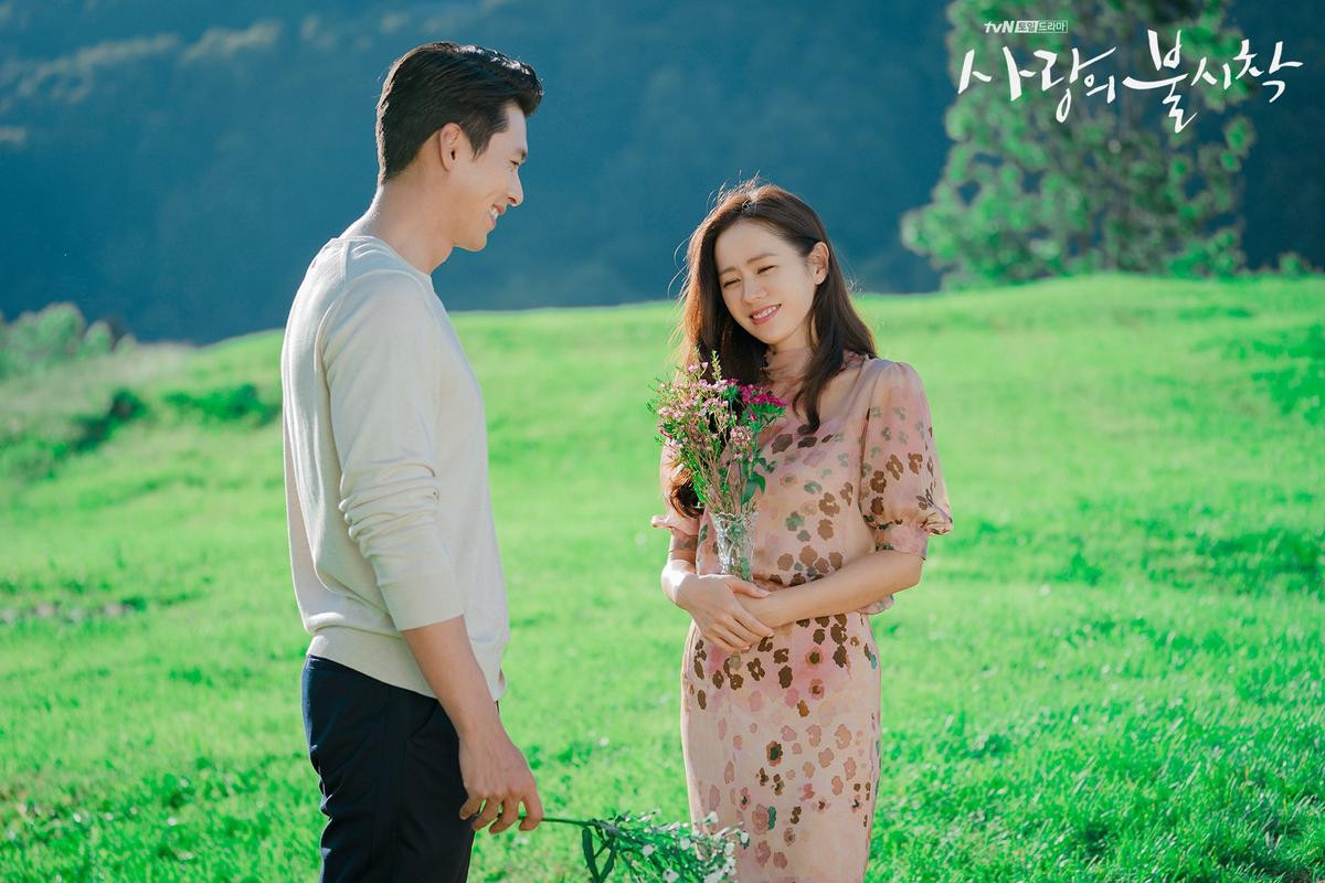 Phim giả tình thật, Son Ye Jin - Hyun Bin như chụp ảnh cưới ở cuối phim 'Hạ cánh nơi anh' Ảnh 11