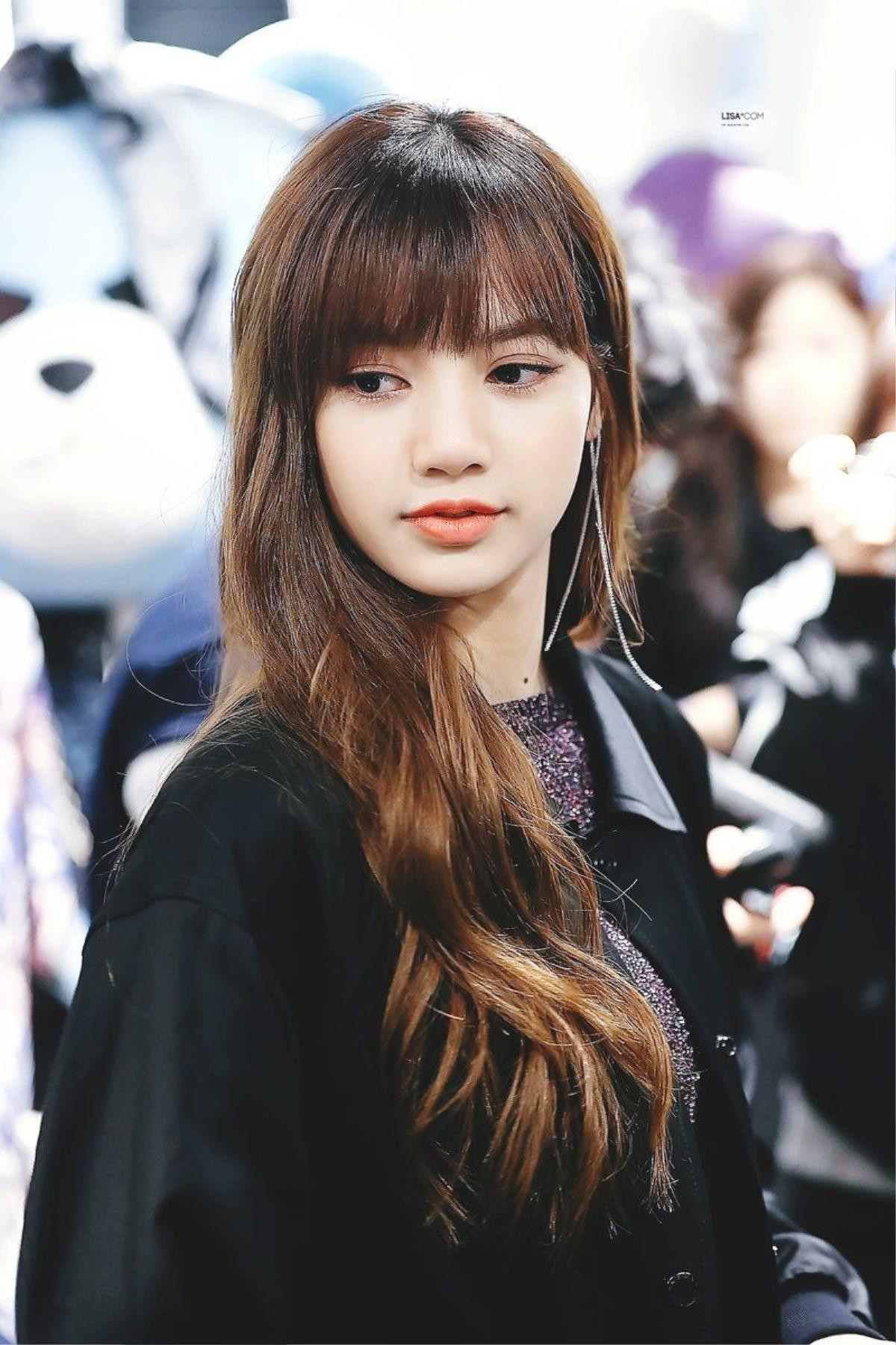 Lisa (BLACKPINK) ghi điểm tuyệt đối với gương mặt xinh như búp bê và mái tóc đen dài Ảnh 8