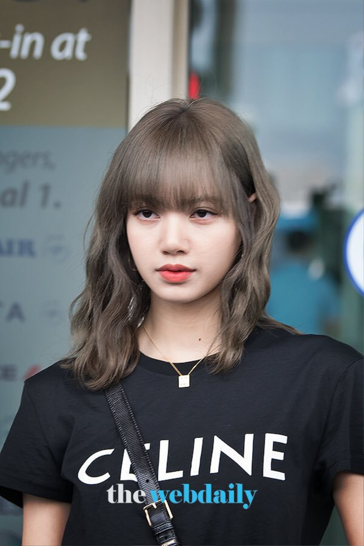 Lisa (BLACKPINK) ghi điểm tuyệt đối với gương mặt xinh như búp bê và mái tóc đen dài Ảnh 9