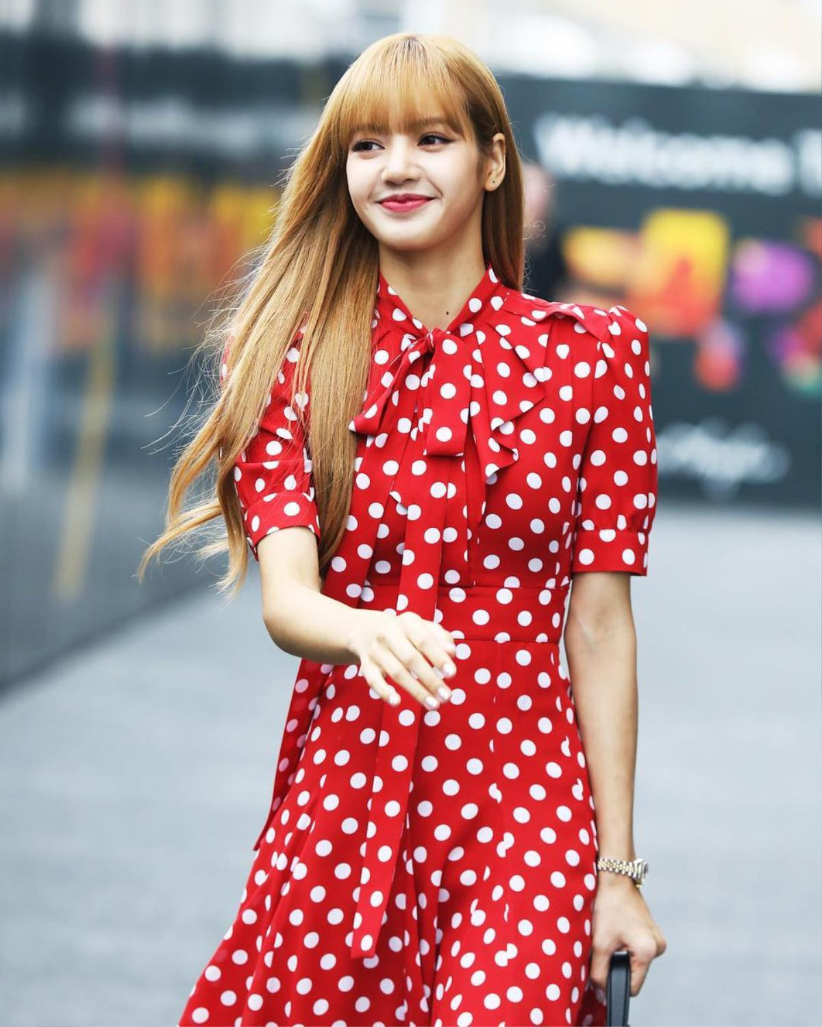 Lisa (BLACKPINK) ghi điểm tuyệt đối với gương mặt xinh như búp bê và mái tóc đen dài Ảnh 11