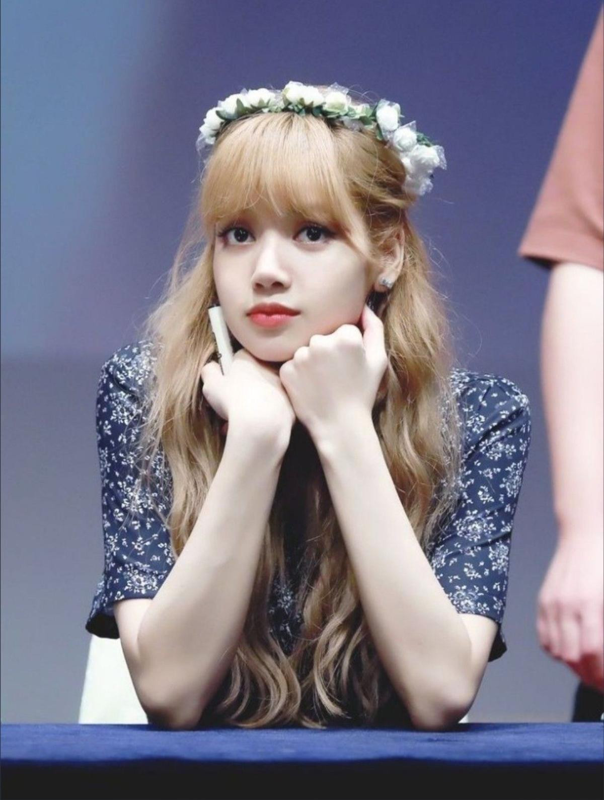 Lisa (BLACKPINK) ghi điểm tuyệt đối với gương mặt xinh như búp bê và mái tóc đen dài Ảnh 10