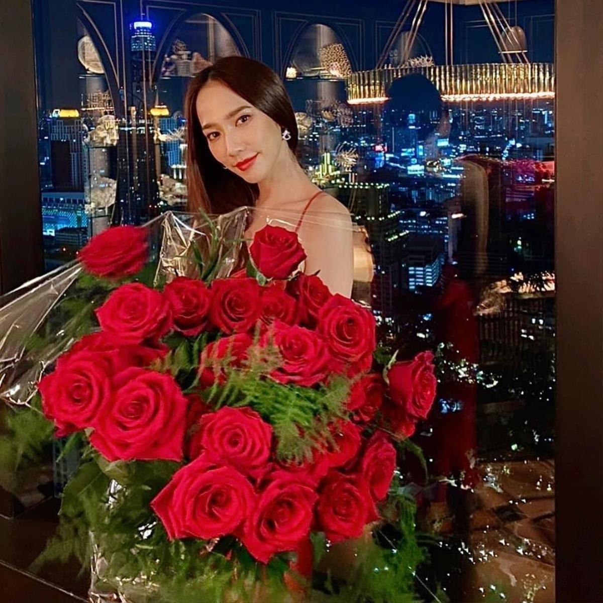 'Nữ hoàng showbiz Thái' Aum Patchrapa ngọt ngào bên bạn trai tỷ phú, khéo léo xác nhận mối quan hệ Ảnh 5