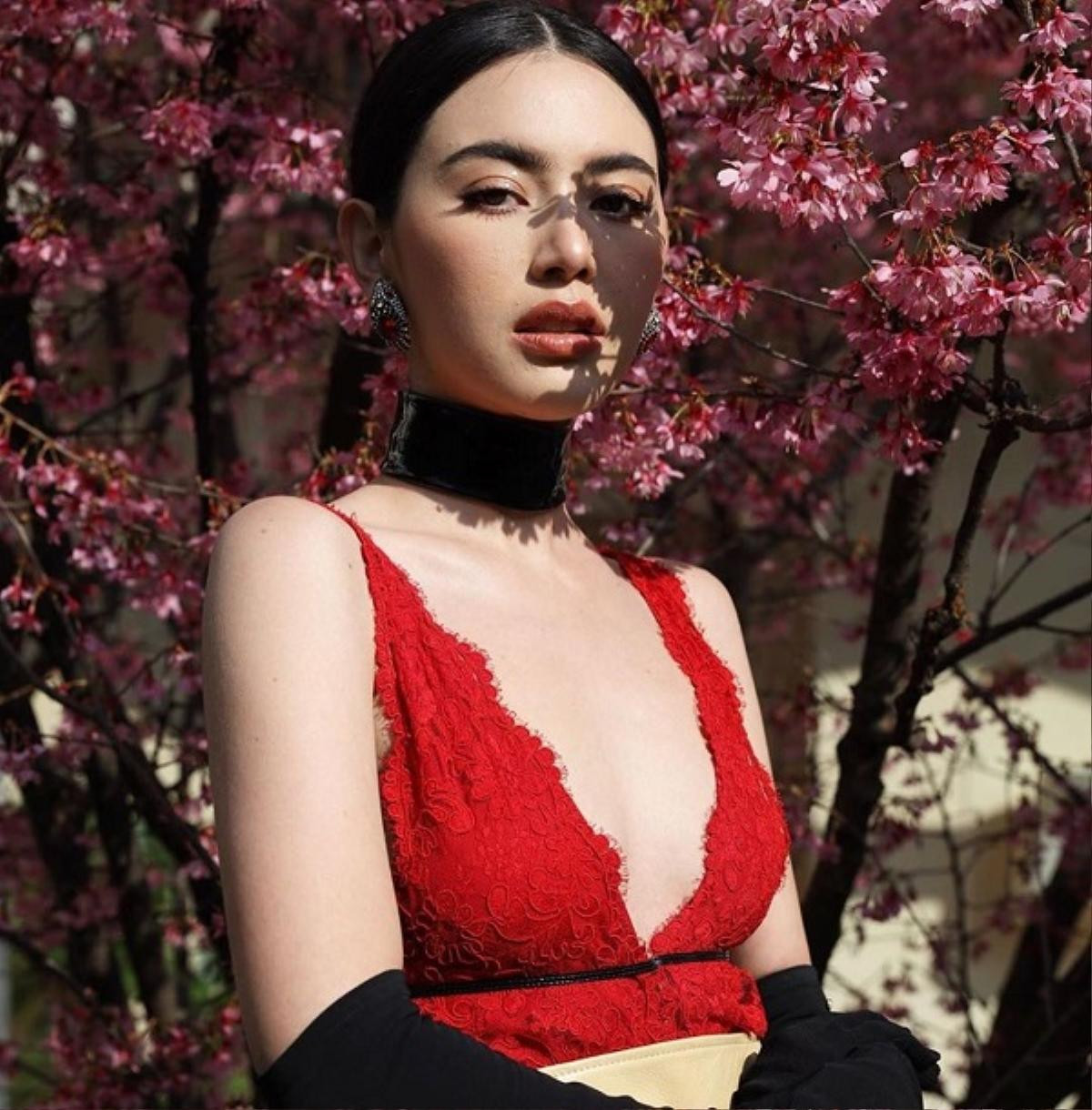 Ma nữ Davika nóng bỏng với áo xẻ sâu ngực đẹp 'nức nở' bên cạnh IU tại show Gucci Ảnh 2