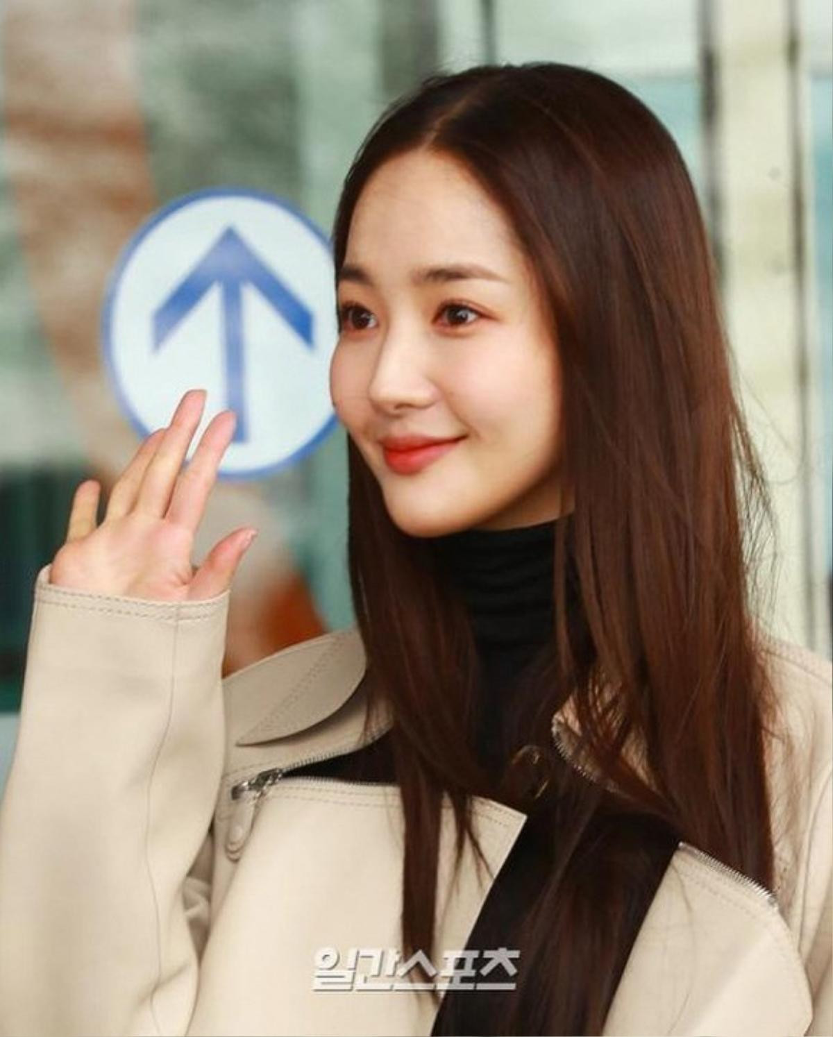 'Mỹ nhân dao kéo' Park Min Young liên tục biến sân bay thành sàn diễn thời trang Ảnh 8