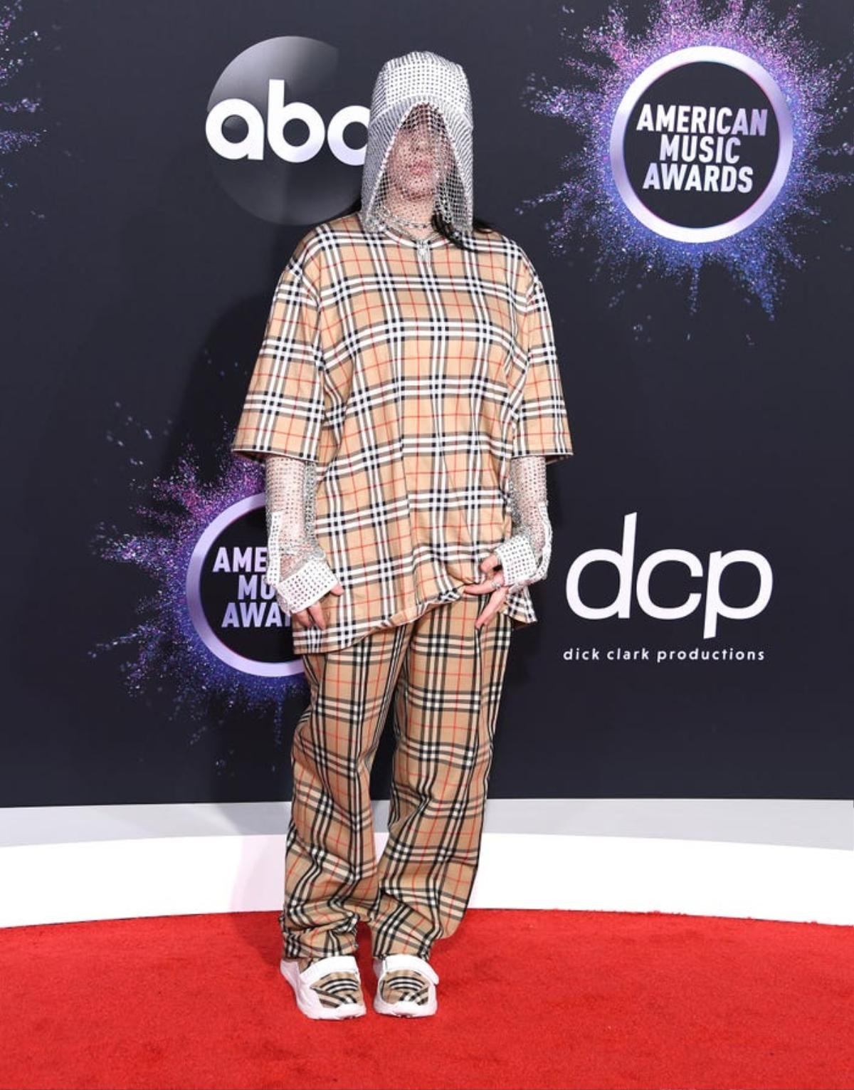 Âm nhạc khác người đã đành, gu thời trang của Billie Eilish cũng quái dị không kém Ảnh 7