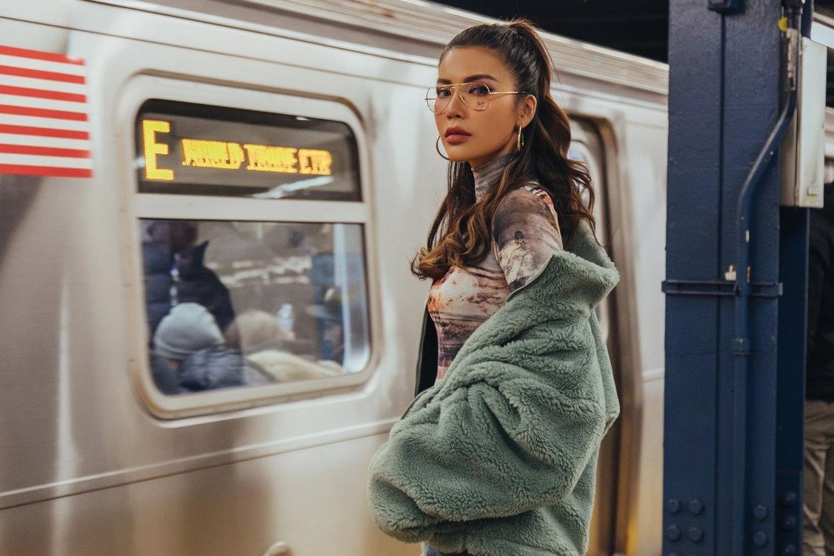 Minh Tú 'biến hóa' street style tại New York: Đẳng cấp phong cách 'tắc kè hoa' sang-xịn-mịn! Ảnh 2