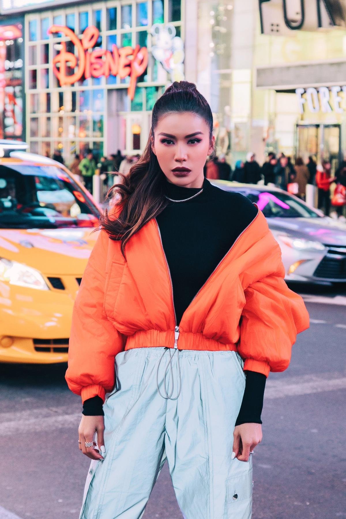 Minh Tú 'biến hóa' street style tại New York: Đẳng cấp phong cách 'tắc kè hoa' sang-xịn-mịn! Ảnh 4