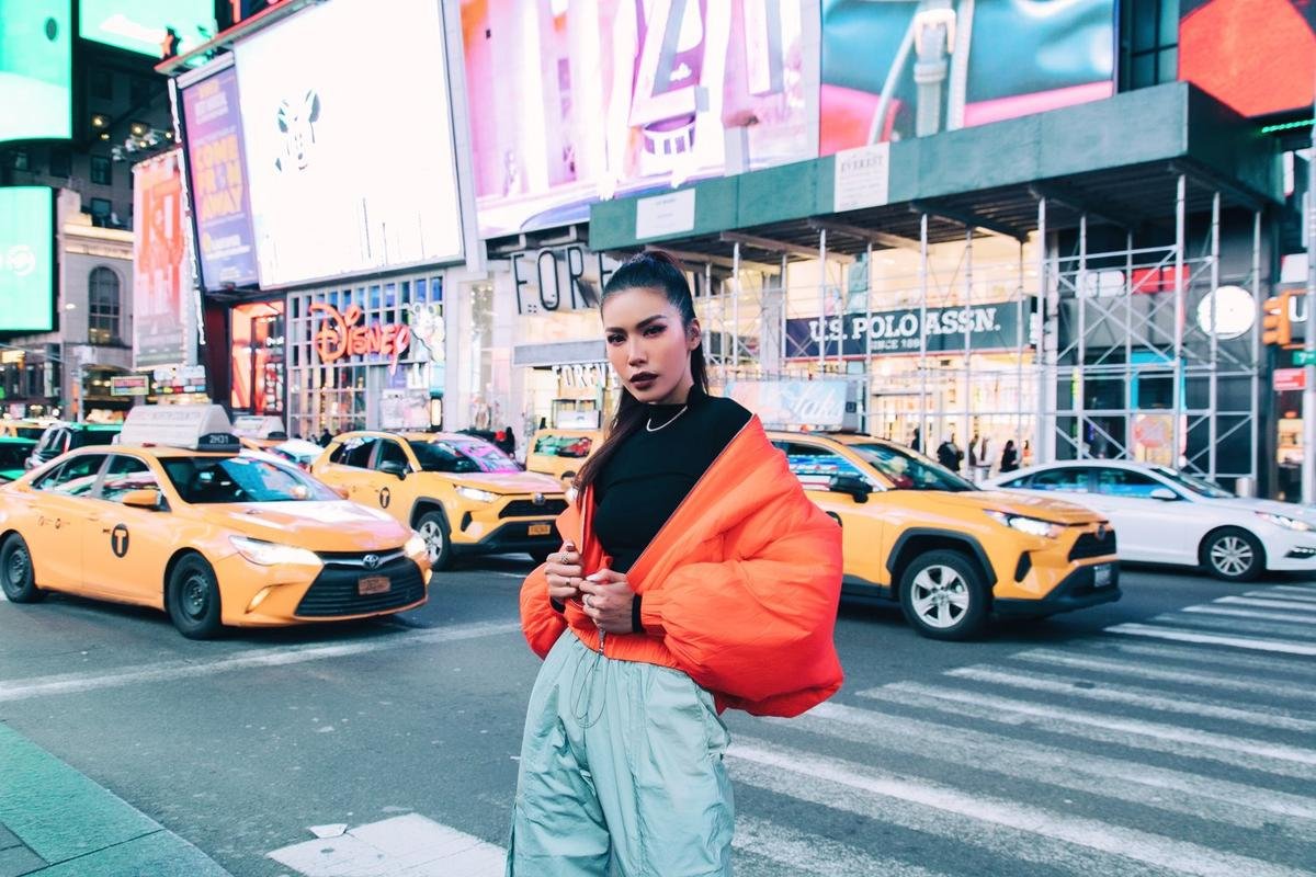 Minh Tú 'biến hóa' street style tại New York: Đẳng cấp phong cách 'tắc kè hoa' sang-xịn-mịn! Ảnh 16