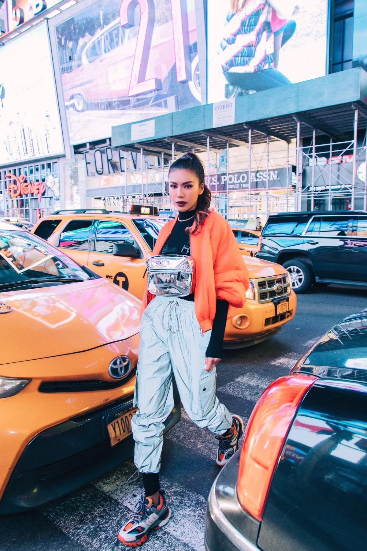 Minh Tú 'biến hóa' street style tại New York: Đẳng cấp phong cách 'tắc kè hoa' sang-xịn-mịn! Ảnh 14