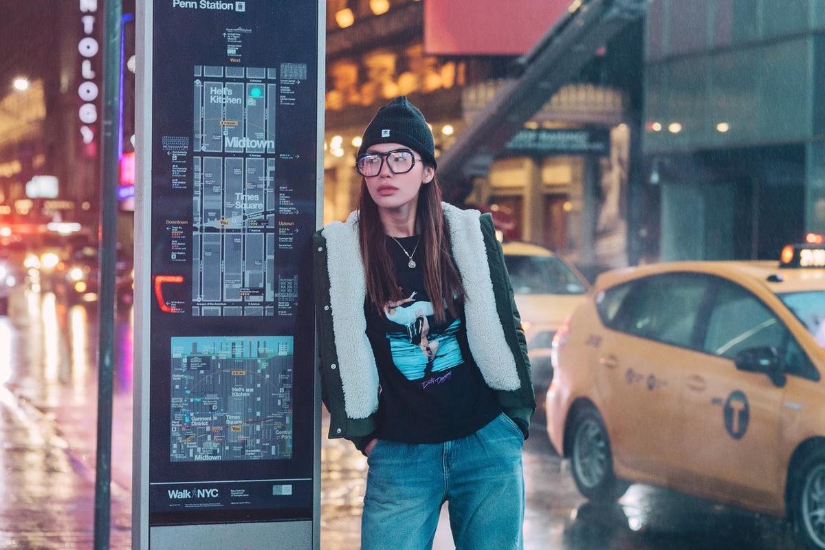 Minh Tú 'biến hóa' street style tại New York: Đẳng cấp phong cách 'tắc kè hoa' sang-xịn-mịn! Ảnh 1