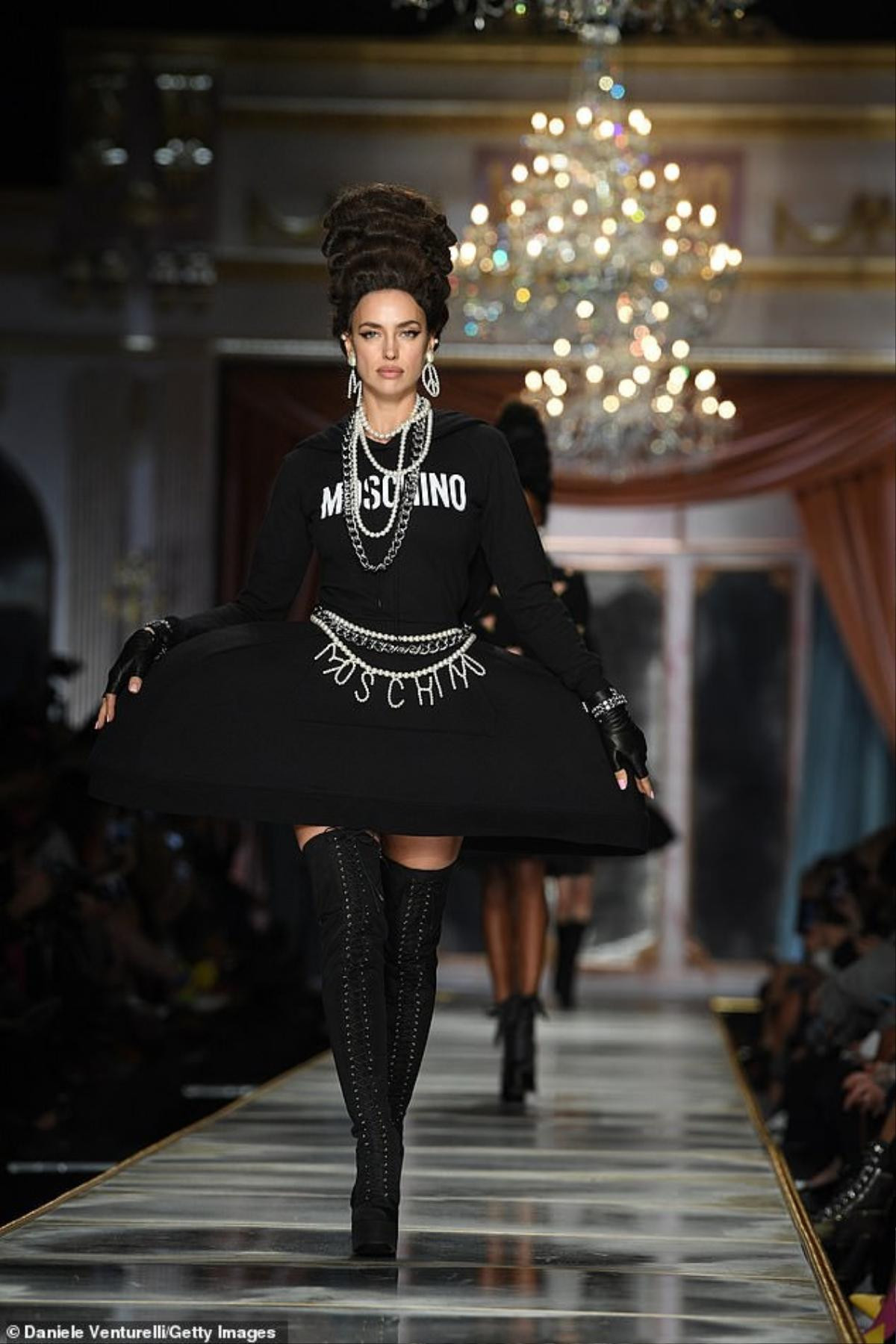 Bella Hadid, Kaia Gerber, Irina Shayk bới tóc tổ ong 'uyển chuyển' trong show Moschino Ảnh 4