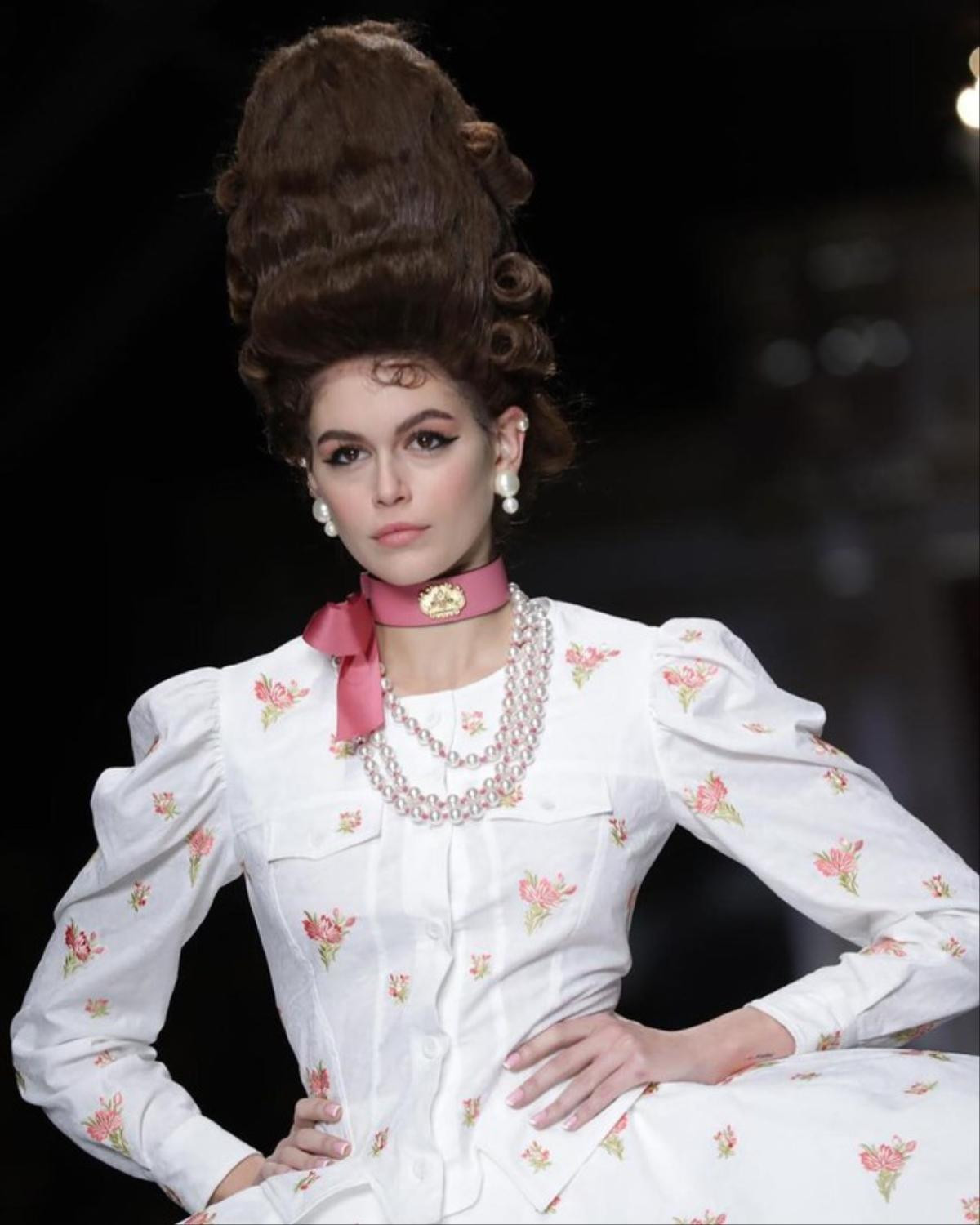 Bella Hadid, Kaia Gerber, Irina Shayk bới tóc tổ ong 'uyển chuyển' trong show Moschino Ảnh 5