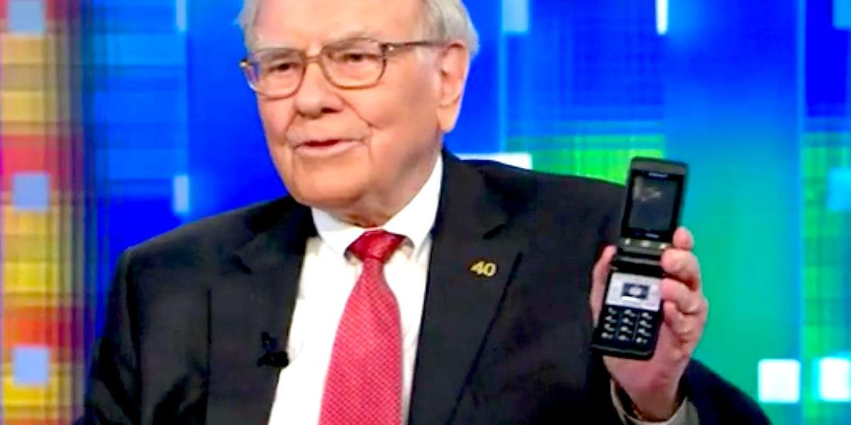 Tỉ phú Warren Buffett cuối cùng cũng bỏ chiếc điện thoại 'cục gạch' 20 USD, chuyển sang dùng iPhone Ảnh 2