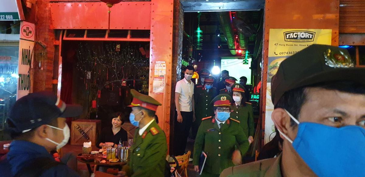 COVID-19: Cảnh sát kiểm tra hàng loạt quán bar, karaoke trên phố cổ Hà Nội Ảnh 1