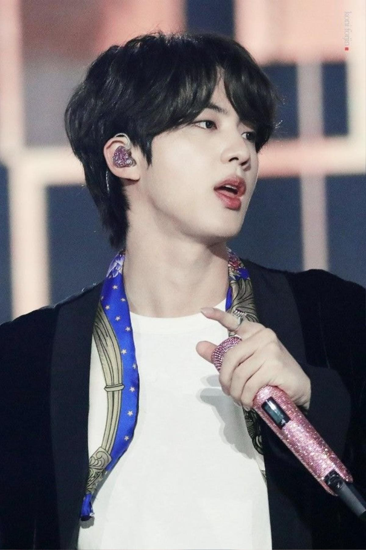 Để tóc mullet, Jin (BTS) khiến trái tim fan girl chao đảo vì đẹp trai 'không lối thoát' Ảnh 6