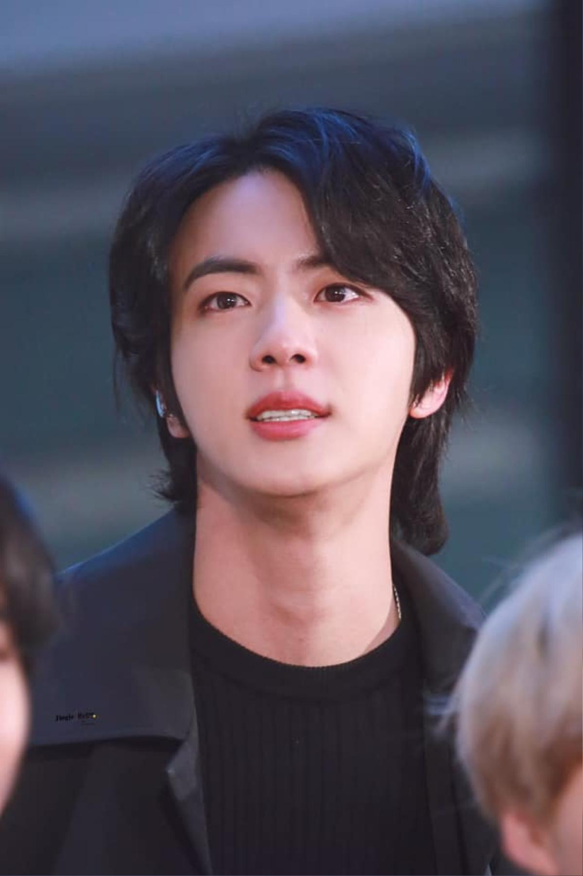 Để tóc mullet, Jin (BTS) khiến trái tim fan girl chao đảo vì đẹp trai 'không lối thoát' Ảnh 4