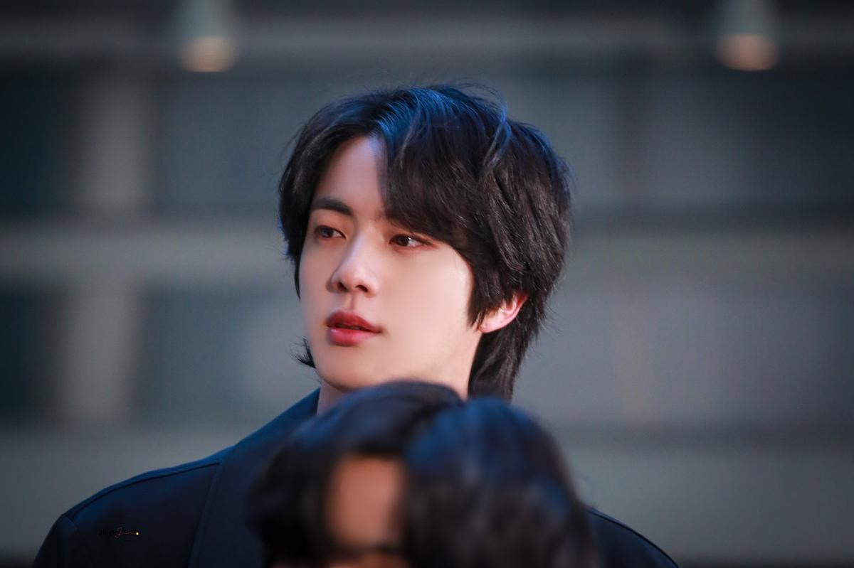 Để tóc mullet, Jin (BTS) khiến trái tim fan girl chao đảo vì đẹp trai 'không lối thoát' Ảnh 2