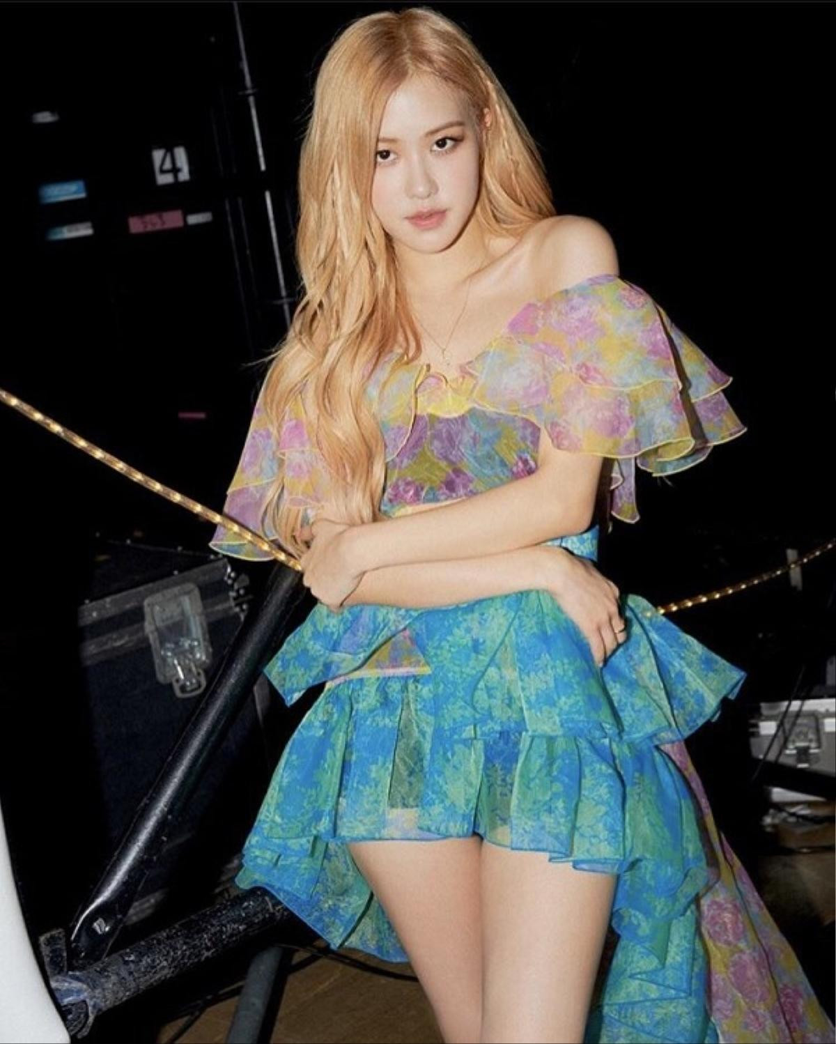 Nancy (Momoland) mặc váy so le xếp tầng bảy sắc cầu vồng kém xinh hơn đàn chị Rosé Black Pink Ảnh 2