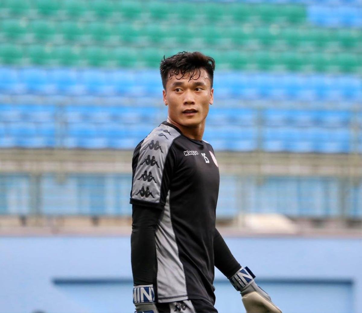 Bùi Tiến Dũng bị CĐV 'tấn công' trang cá nhân sau sai lầm ở AFC Cup Ảnh 1