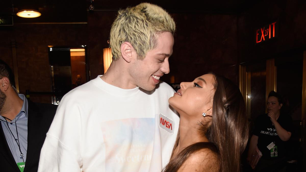 Hôn phu một thời Pete Davidson nhận xét về sân khấu Grammy của Ariana Grande: ‘Cô ấy là nữ hoàng cà khịa’ Ảnh 1