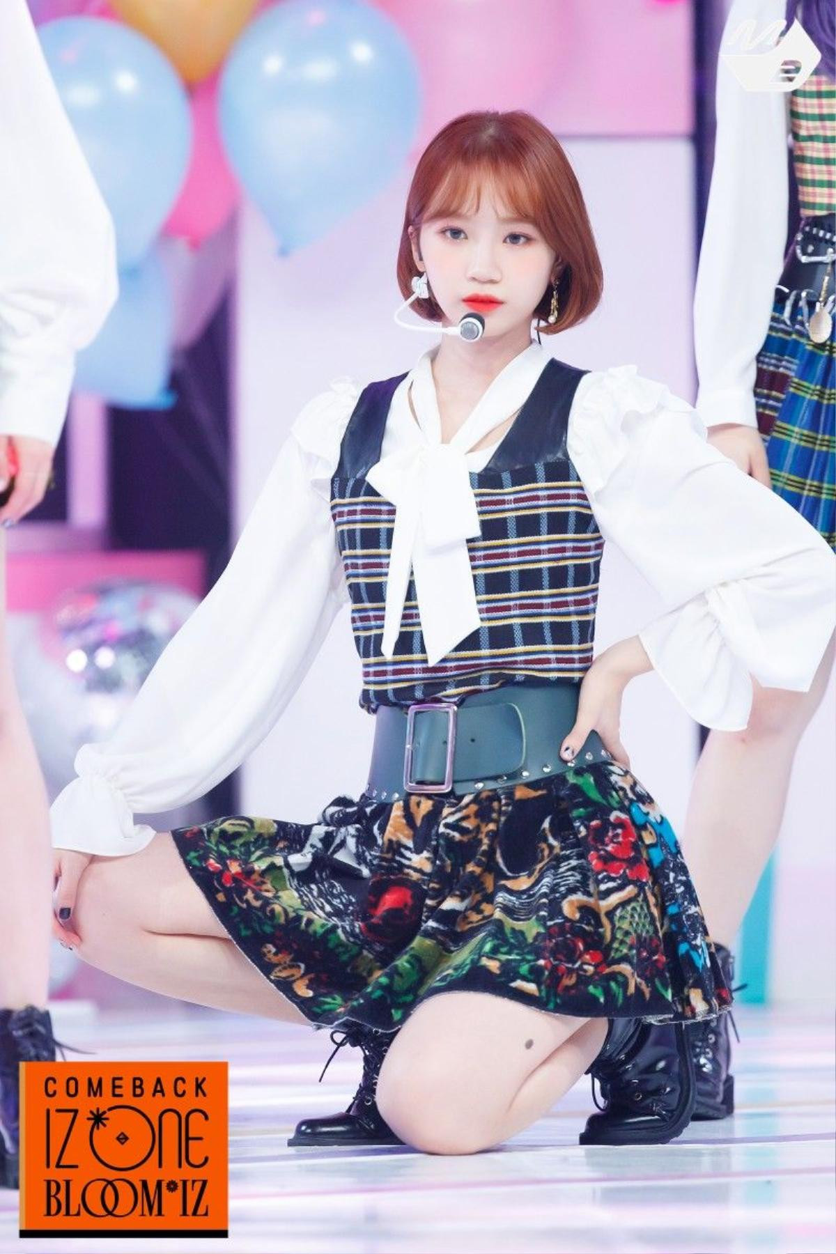 Thành viên IZ*ONE bất ngờ leo top trending nhờ loạt fancam, được Netizen gọi là ‘viên ngọc ẩn giấu' Ảnh 2