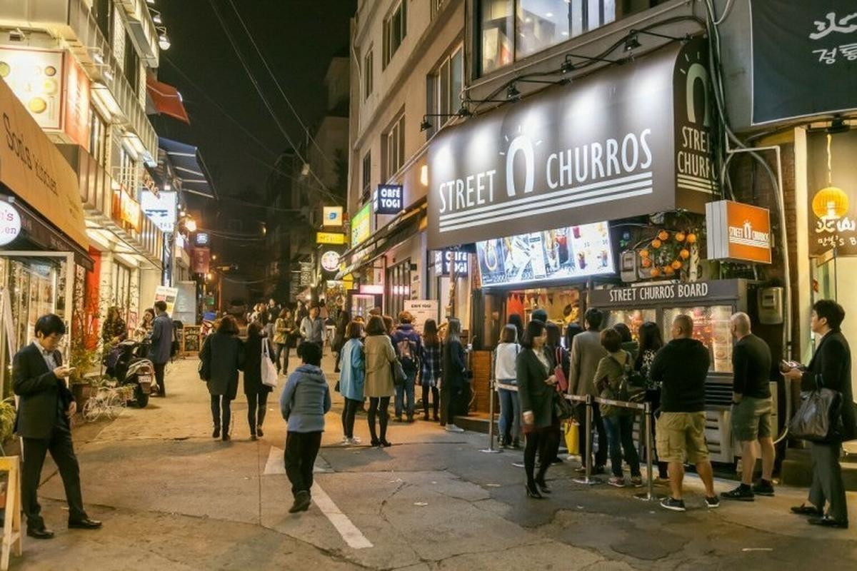 Khu phố Itaewon trong Tầng lớp Itaewon: Đẹp từ trong phim đến ngoài đời thực