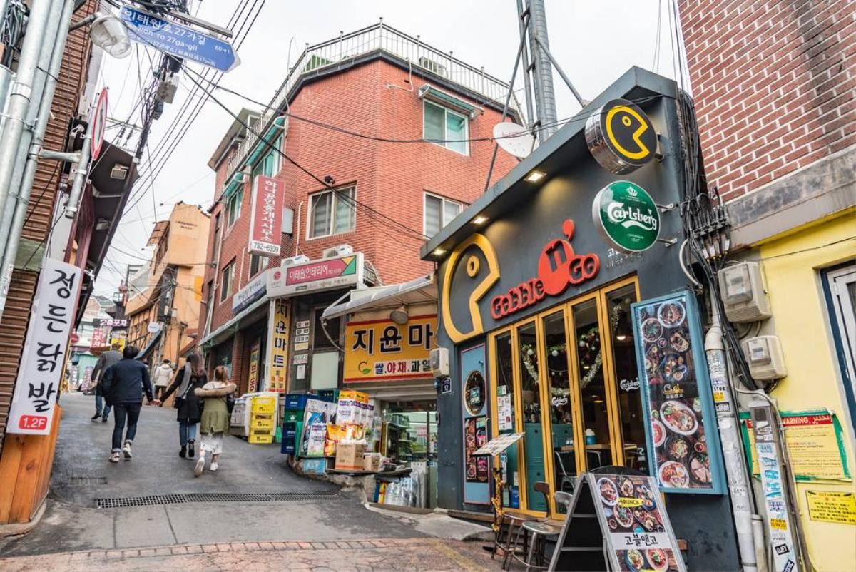 Khu phố Itaewon trong Tầng lớp Itaewon: Đẹp từ trong phim đến ngoài đời thực