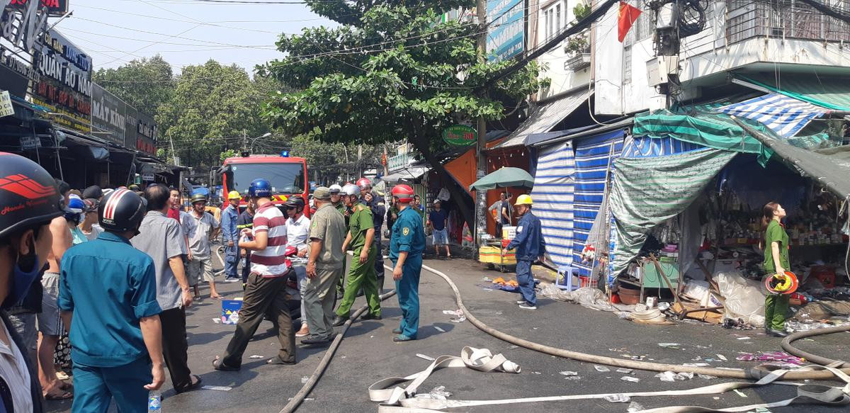 5 cửa hàng tại chợ ở Sài Gòn bốc cháy dữ dội, nhiều tài sản bị thiêu rụi Ảnh 3