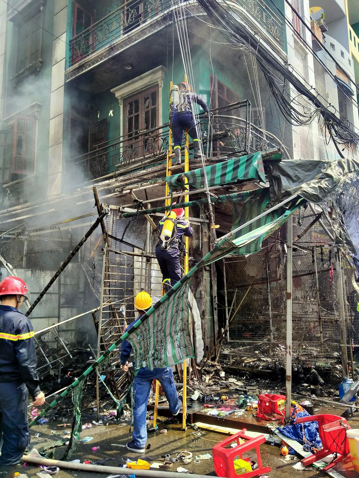 5 cửa hàng tại chợ ở Sài Gòn bốc cháy dữ dội, nhiều tài sản bị thiêu rụi Ảnh 2