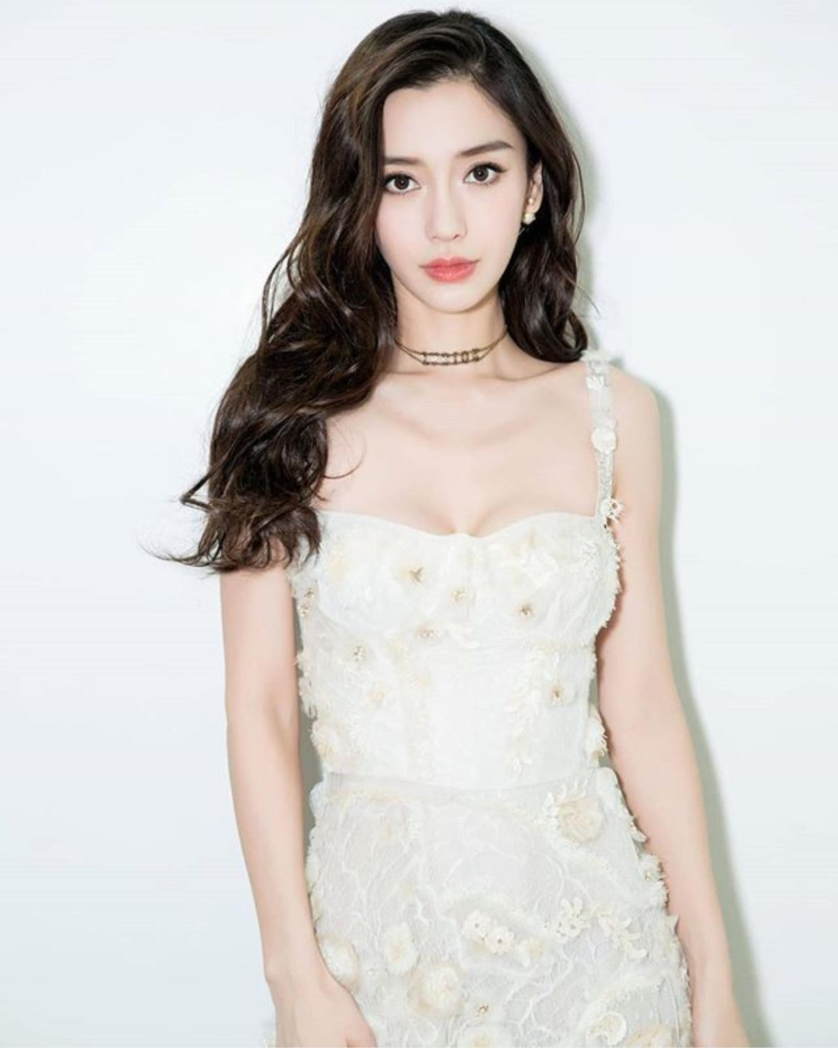 Động thái khó hiểu của Angelababy: Cảm thấy Ngô Diệc Phàm thiện lương, dễ bị lừa gạt nhưng sau lưng lại 'kết bạn' với Tần Ngưu Chính Uy Ảnh 1