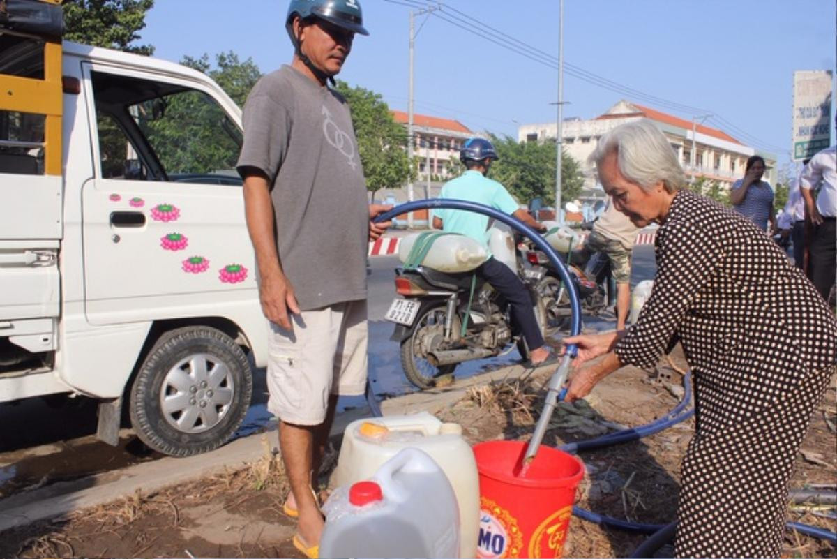 Bà lão cho không hàng trăm nghìn lít nước ngọt quý giá mùa hạn mặn Ảnh 1