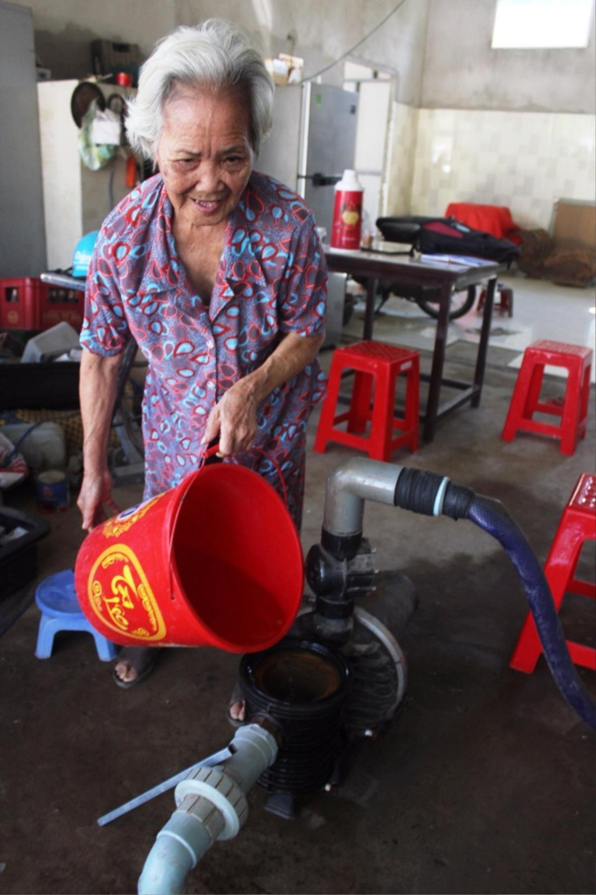 Bà lão cho không hàng trăm nghìn lít nước ngọt quý giá mùa hạn mặn Ảnh 4