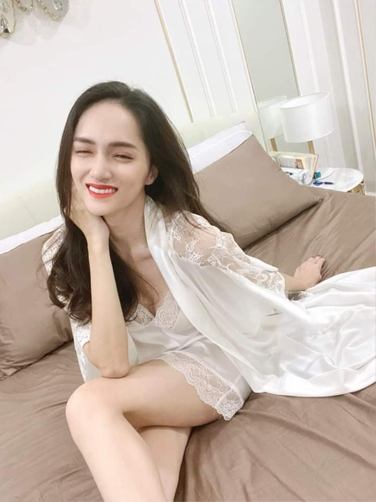 Hương Giang khoe vòng 1 hờ hững qua lớp váy ngủ mỏng manh khiến bao ánh nhìn thổn thức Ảnh 6