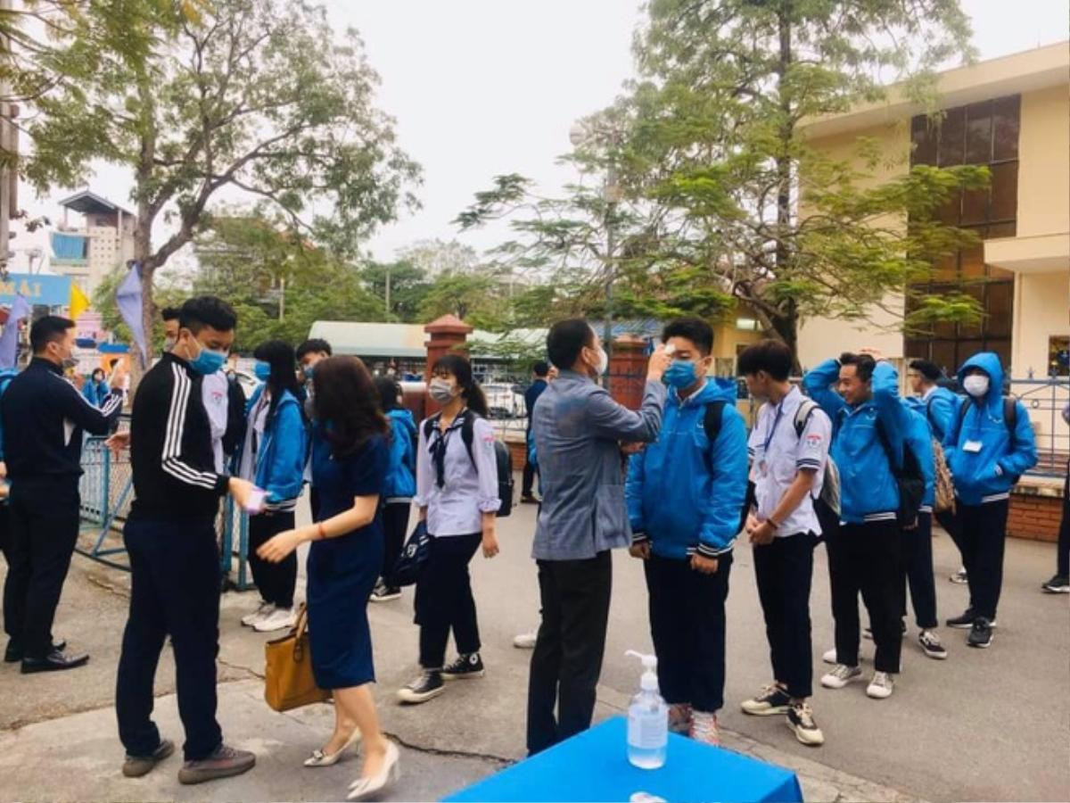 Sinh viên đo thân nhiệt, đeo khẩu trang trong ngày đầu quay trở lại trường sau đợt nghỉ kéo dài Ảnh 2