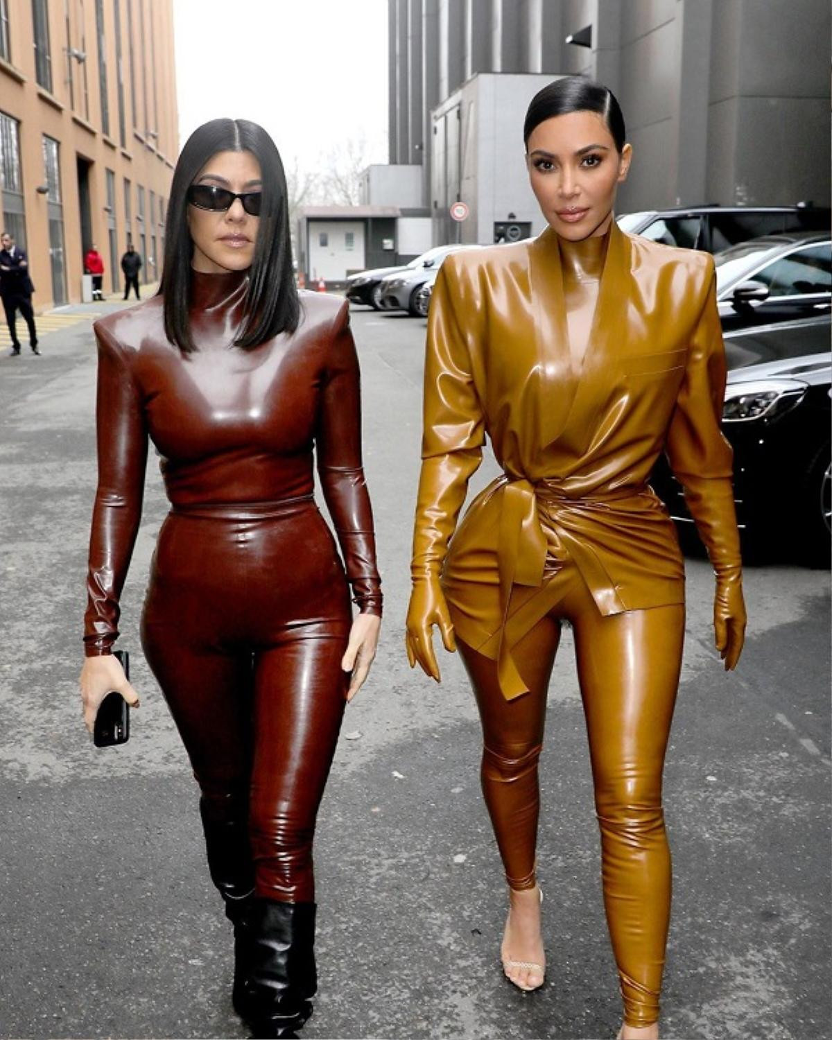 Chị em Kim Kardashian diện đồ latex bóng loáng ôm sát đường cong đẫy đà gây hoa mắt Ảnh 1