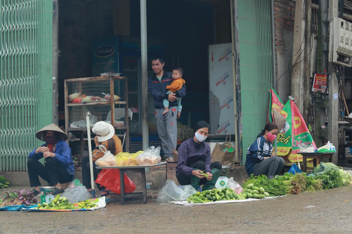 Cuộc sống người dân Sơn Lôi nhộn nhịp trở lại trước giờ dỡ bỏ lệnh phong tỏa, cách ly Ảnh 12