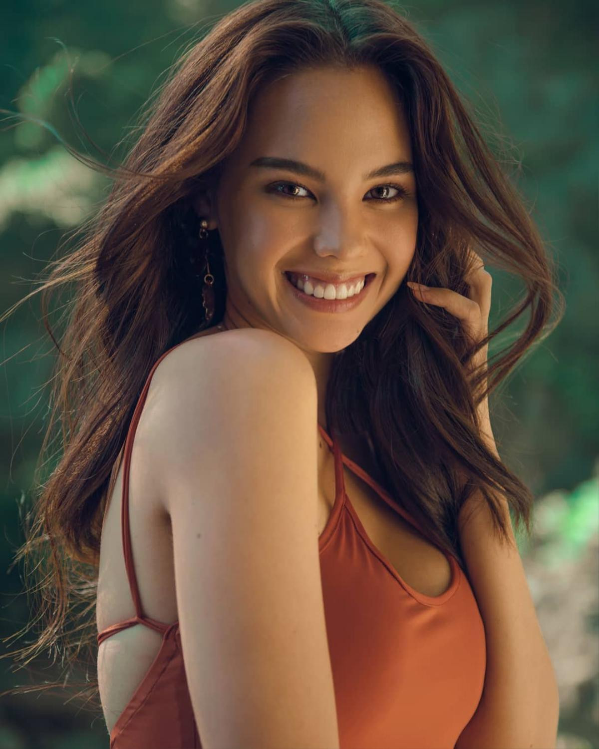 Cùng mang khuyết điểm trên gương mặt: Lương Thùy Linh nhanh chóng sửa, Catriona Gray quyết giữ nguyên Ảnh 5