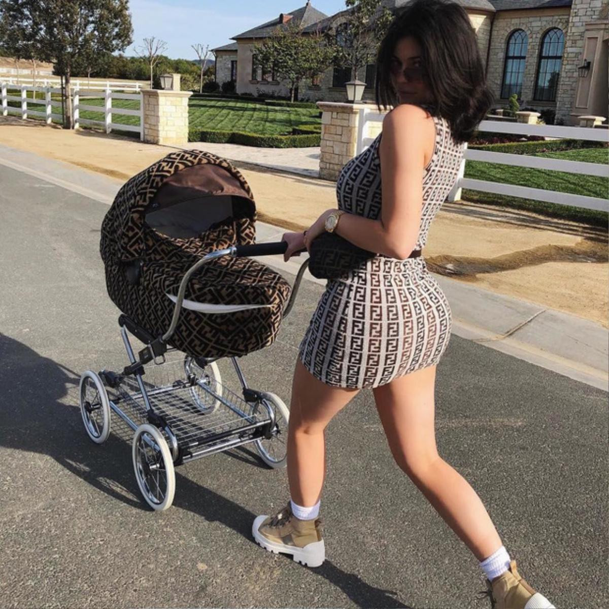 Con gái Kylie Jenner và những lần 'xài' đồ hiệu đắt tiền ai nhìn cũng ao ước Ảnh 6