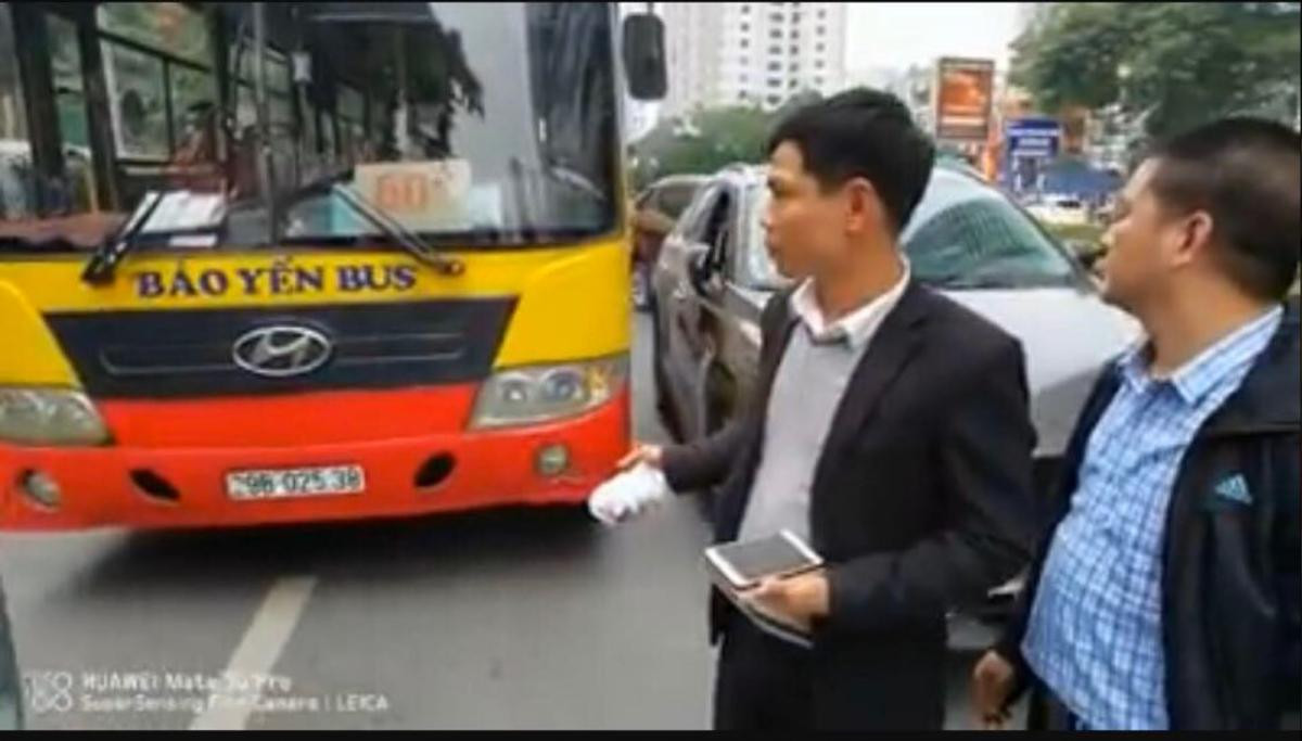 'Nhắc nhở’ xe buýt tạt đầu xe, tài xế ô tô con bị kẹp đứt lìa ngón tay Ảnh 2