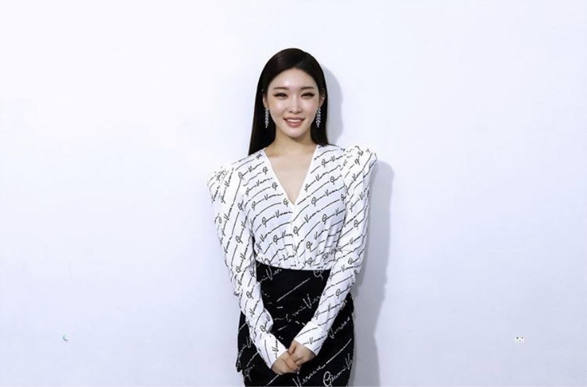 Chungha lộ diện sau khi tuyên bố tự cách ly vì Covid-19, Knet: 'Con quái vật nhựa' Ảnh 4