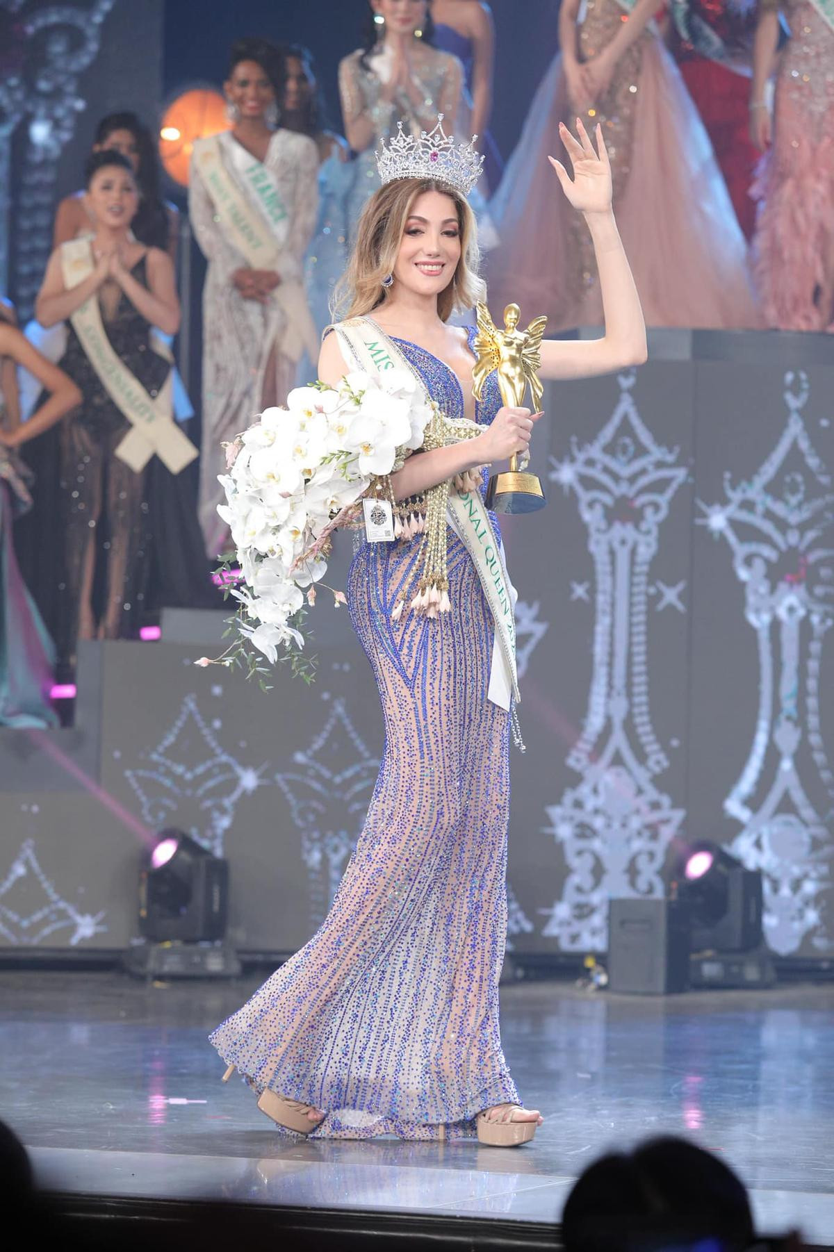 Tân Hoa hậu Chuyển giới học hỏi màn bung váy 'đẹp thần sầu' của đàn chị tại Miss Universe 2019 Ảnh 2