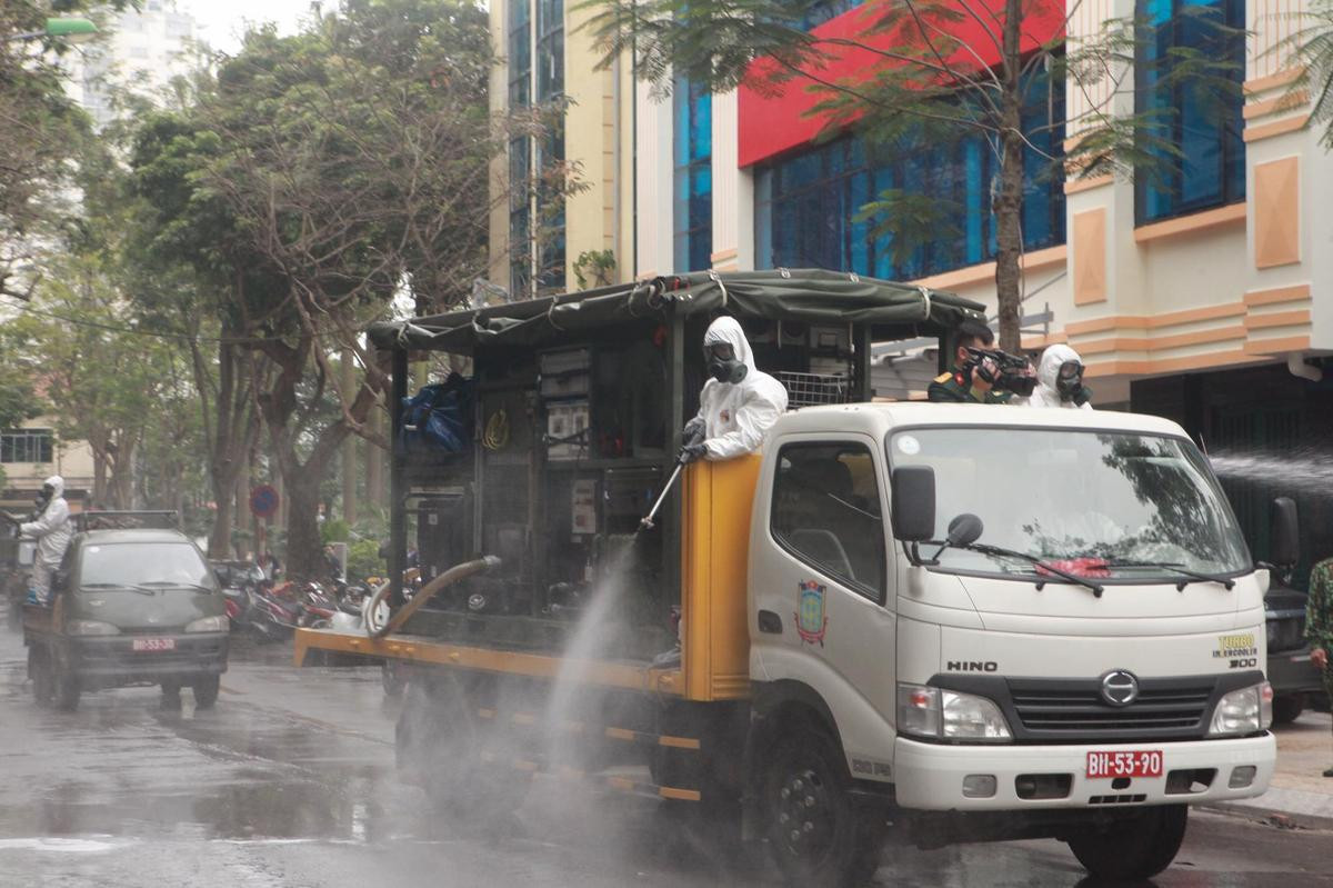 Nhiều người đi cùng chuyến bay với cô gái nhiễm COVID-19, tỉnh Quảng Ninh họp khẩn xuyên đêm Ảnh 2