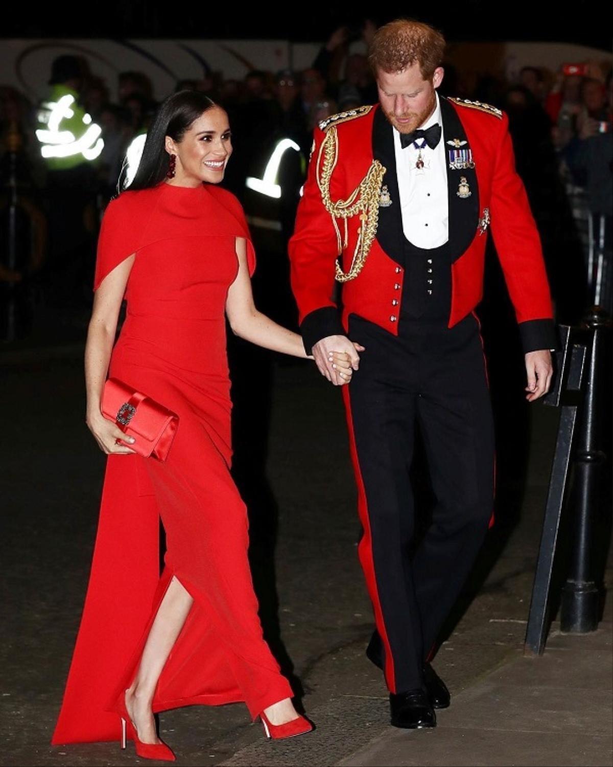 Meghan Markle diện bộ váy đỏ rực đầy quyến rũ 'xuyệt tông' cùng chồng tại sự kiện Ảnh 1