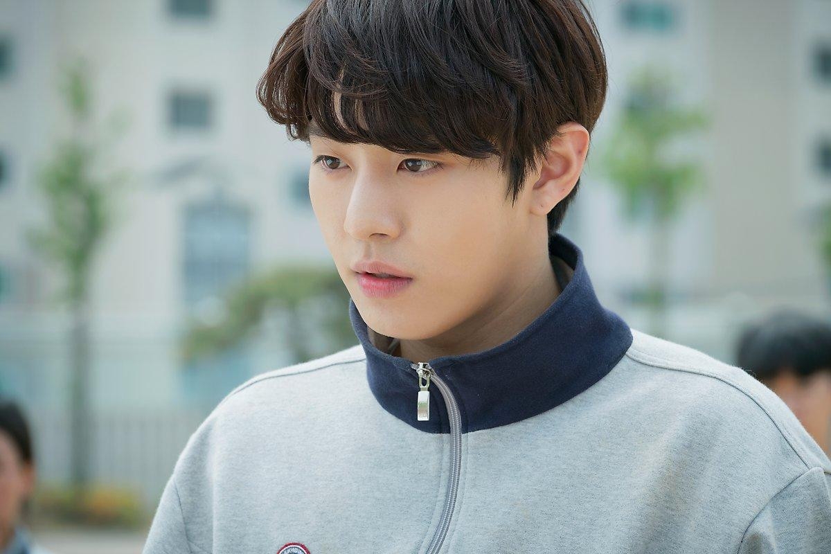 Hình ảnh Ahn Hyo Seop trong bộ đồng phục học sinh được 'khai quật', fans hâm mộ mong anh đóng phim học đường! Ảnh 8