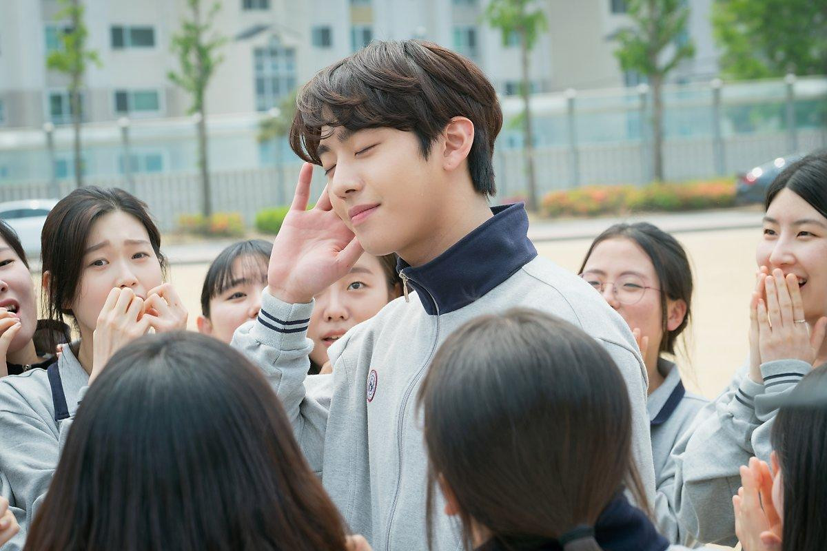 Hình ảnh Ahn Hyo Seop trong bộ đồng phục học sinh được 'khai quật', fans hâm mộ mong anh đóng phim học đường! Ảnh 16