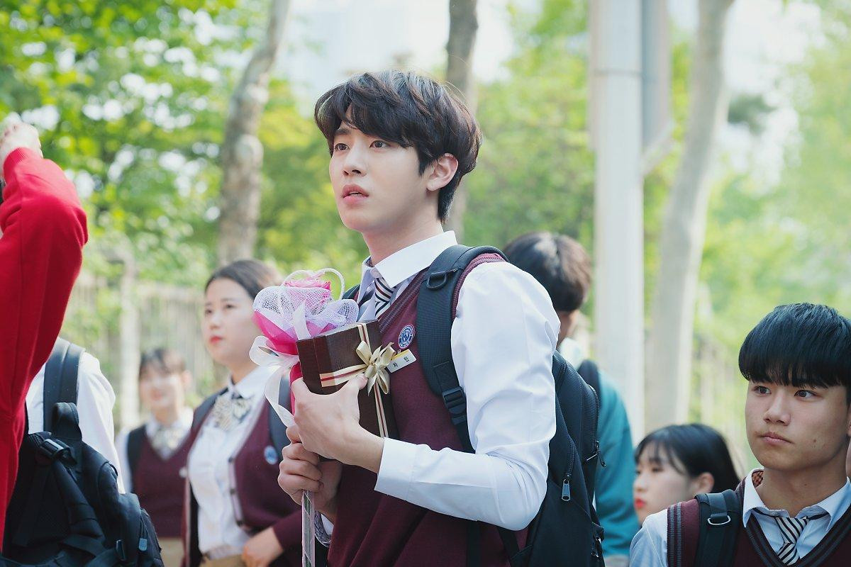 Hình ảnh Ahn Hyo Seop trong bộ đồng phục học sinh được 'khai quật', fans hâm mộ mong anh đóng phim học đường! Ảnh 3